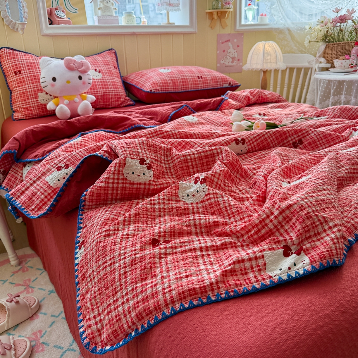 91家纺网 家纺一手货源 找家纺 初念 2026新款泡芙纱贝壳绣三角针夏被 提供买家秀 贝壳绣-红格小喵