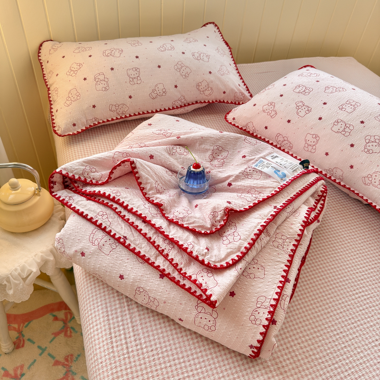 91家纺网 家纺一手货源 找家纺 初念 2026新款泡芙纱贝壳绣三角针夏被 提供买家秀 欧包-描线小猫粉