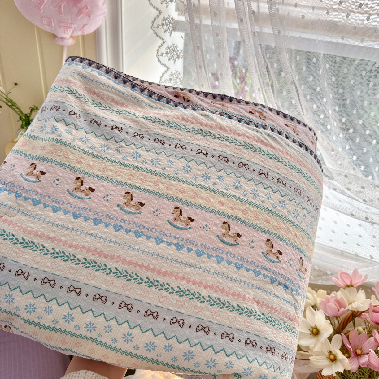 91家纺网 家纺一手货源 找家纺 初念 2026新款泡芙纱贝壳绣三角针夏被 提供买家秀 贝壳绣-甜心木马卷