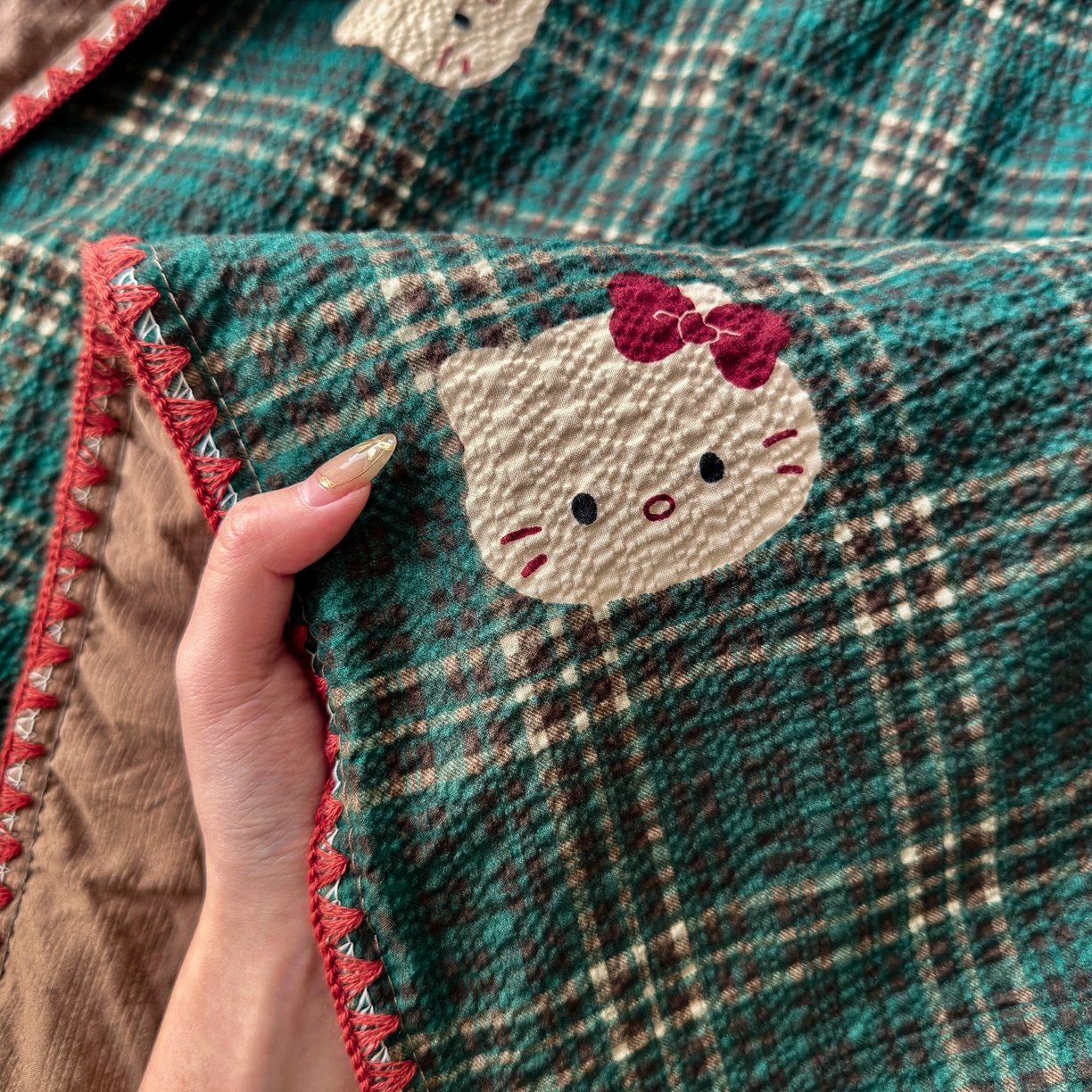 91家纺网 家纺一手货源 找家纺 初念 2026新款泡芙纱贝壳绣三角针夏被 提供买家秀 贝壳绣-绿格小猫