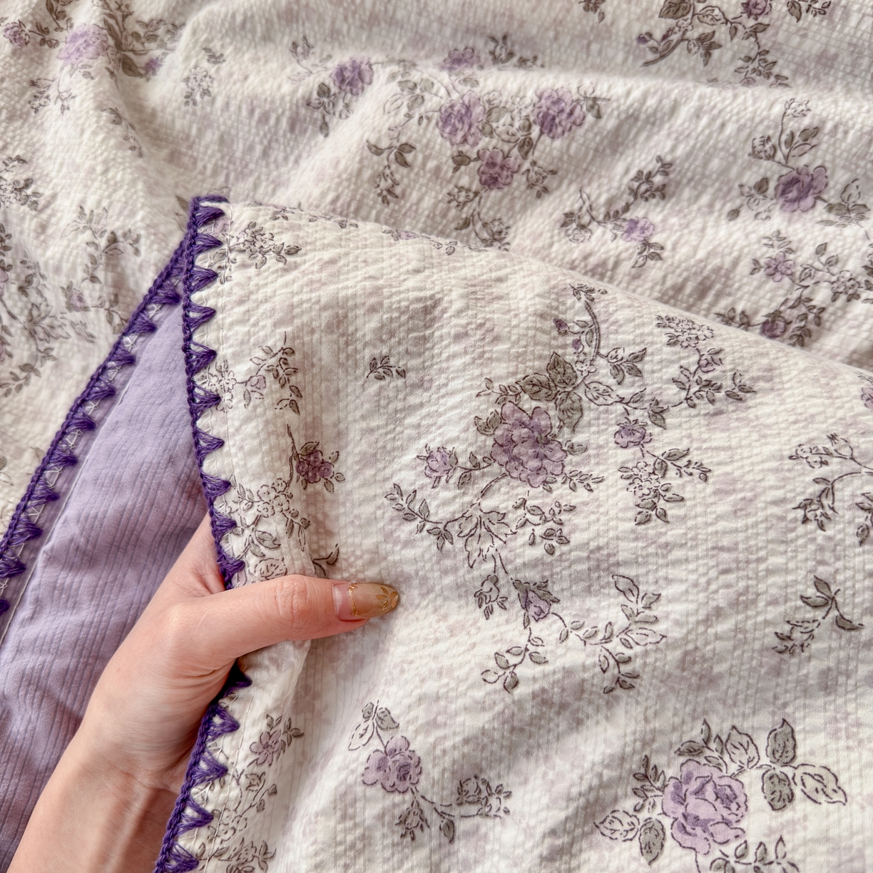 91家纺网 家纺一手货源 找家纺 初念 2026新款泡芙纱贝壳绣三角针夏被 提供买家秀 贝壳绣-柔紫碎花屿