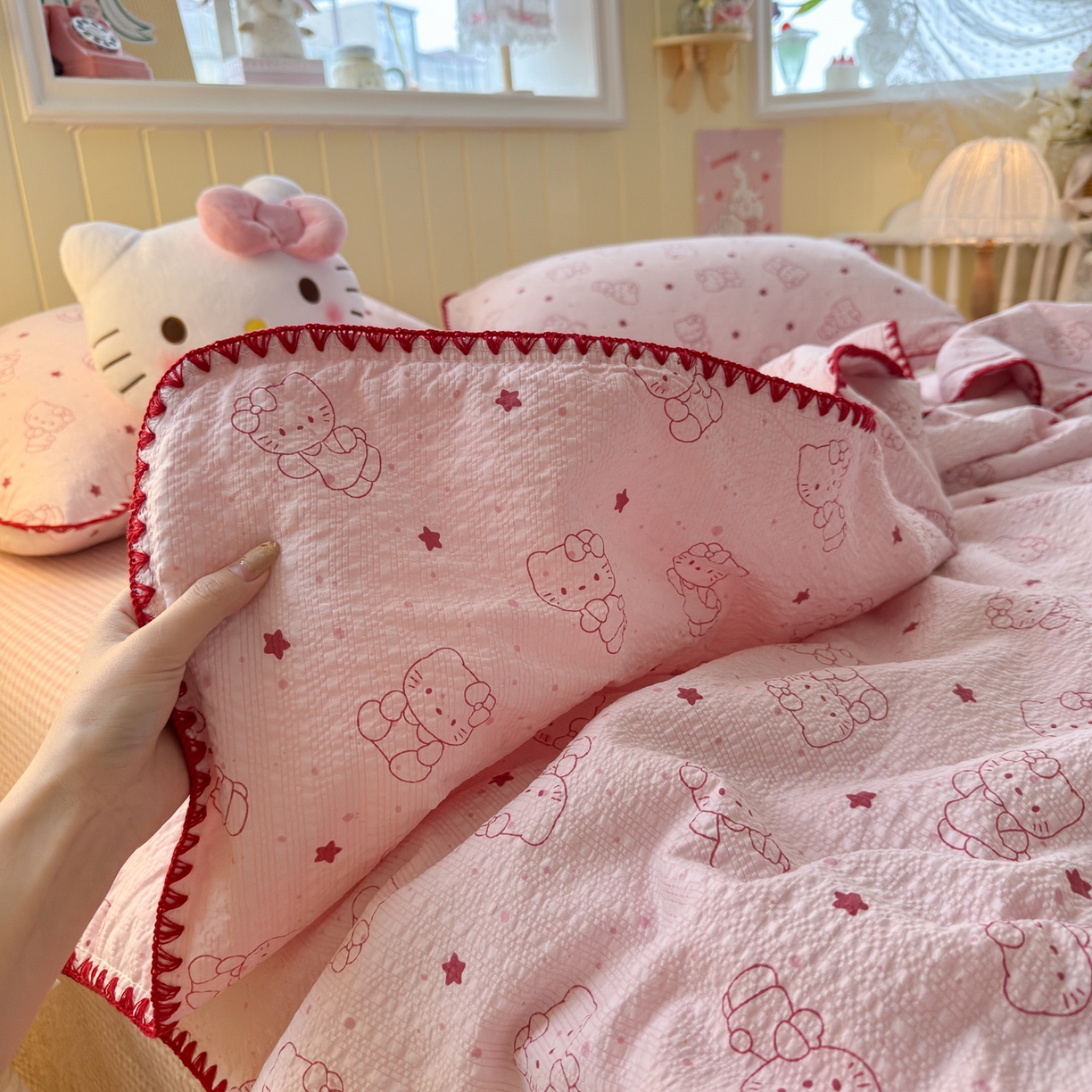 91家纺网 家纺一手货源 找家纺 初念 2026新款泡芙纱贝壳绣三角针夏被 提供买家秀 欧包-描线小猫粉