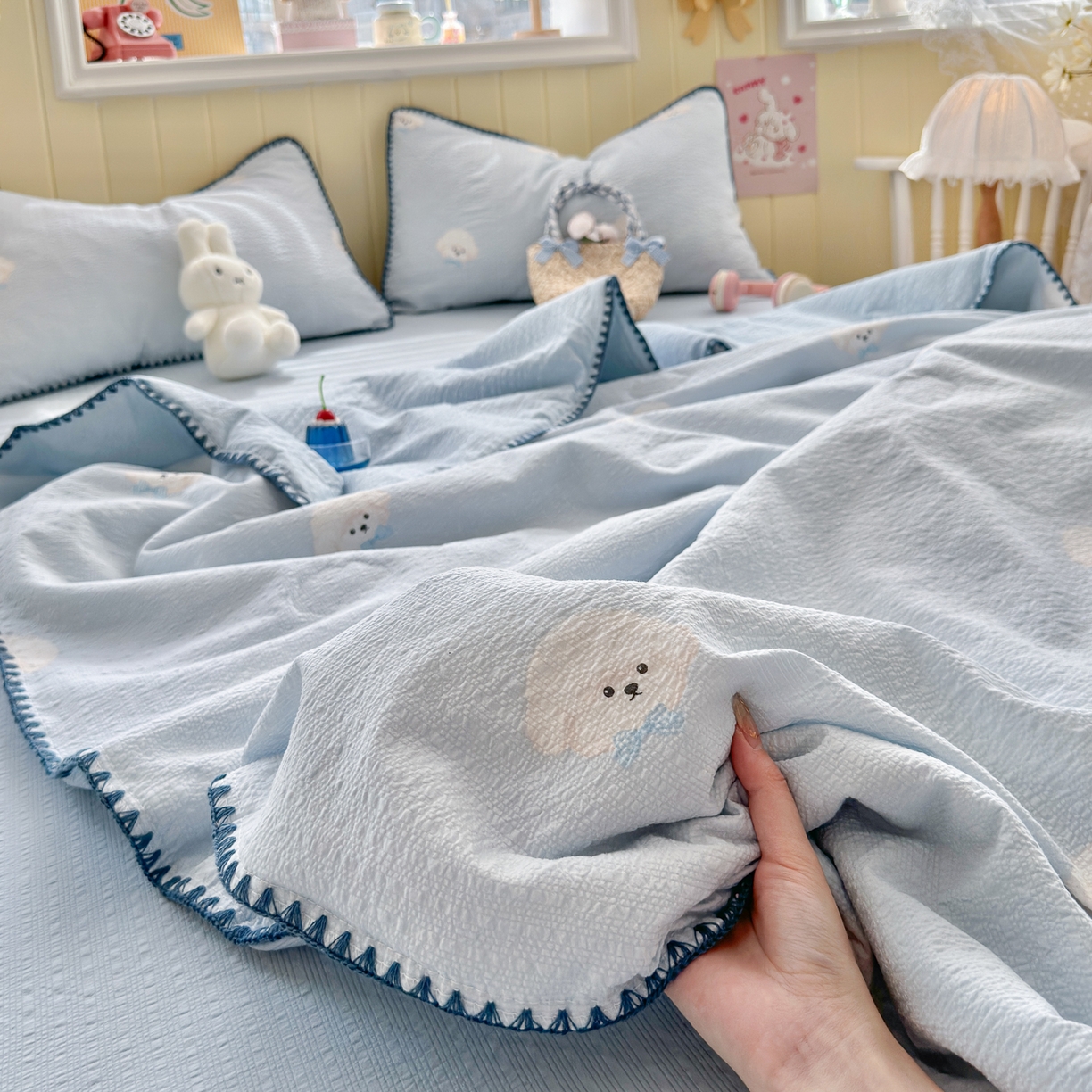 91家纺网 家纺一手货源 找家纺 初念 2026新款泡芙纱贝壳绣三角针夏被 提供买家秀 欧包-蓝领结狗