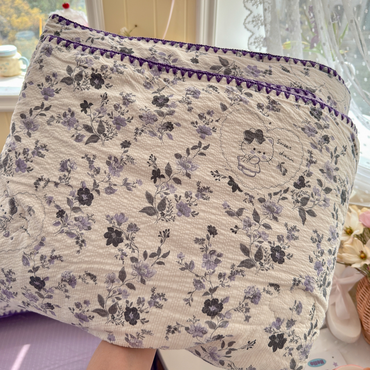 91家纺网 家纺一手货源 找家纺 初念 2026新款泡芙纱贝壳绣三角针夏被 提供买家秀 贝壳绣-小猫秘境紫