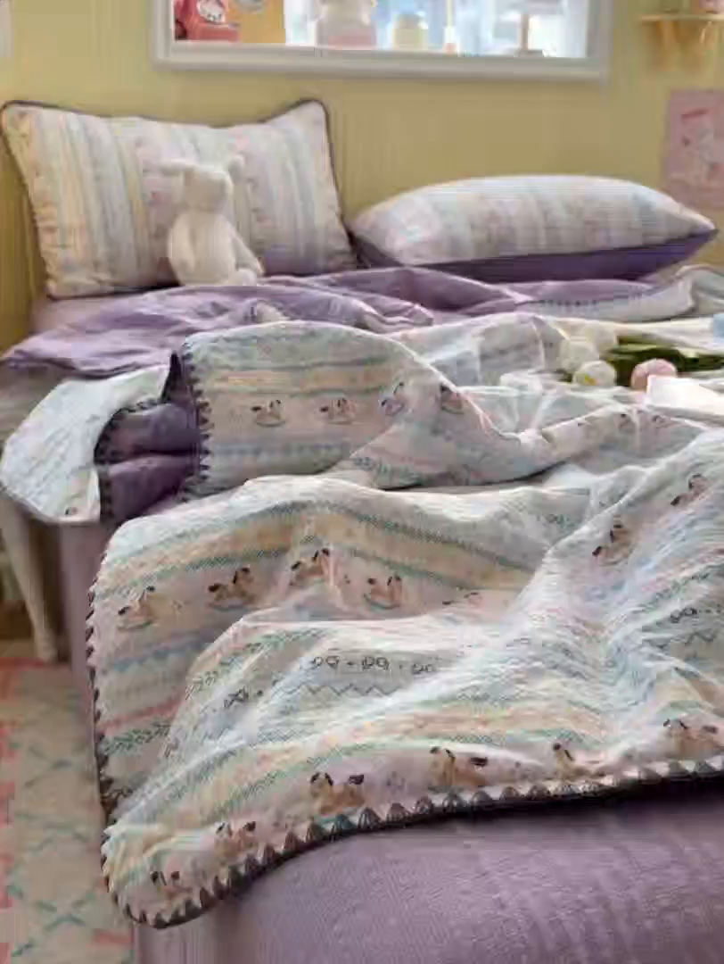 91家纺网 家纺一手货源 找家纺 初念 2026新款泡芙纱贝壳绣三角针夏被 提供买家秀 贝壳绣-甜心木马卷