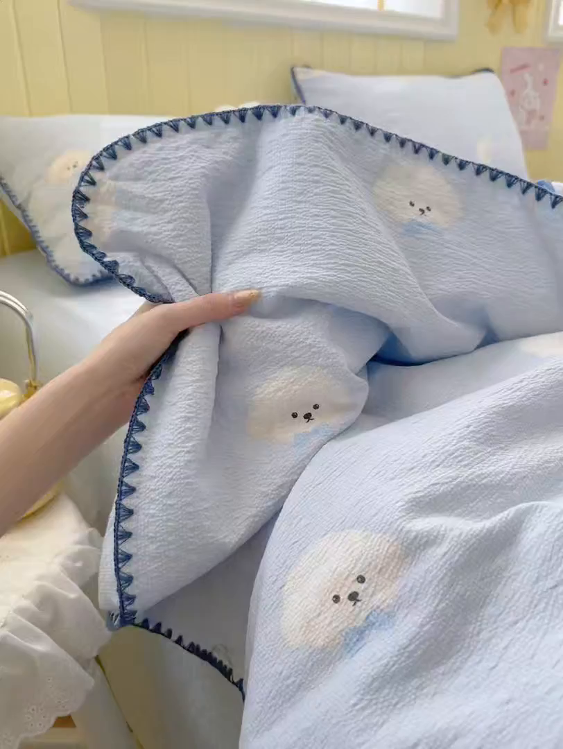 91家纺网 家纺一手货源 找家纺 初念 2026新款泡芙纱贝壳绣三角针夏被 提供买家秀 欧包-蓝领结狗