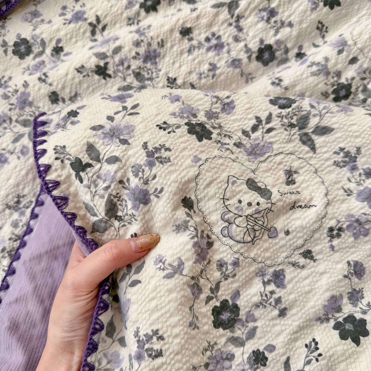 91家纺网 家纺一手货源 找家纺 初念 2026新款泡芙纱贝壳绣三角针夏被 提供买家秀 贝壳绣-小猫秘境紫