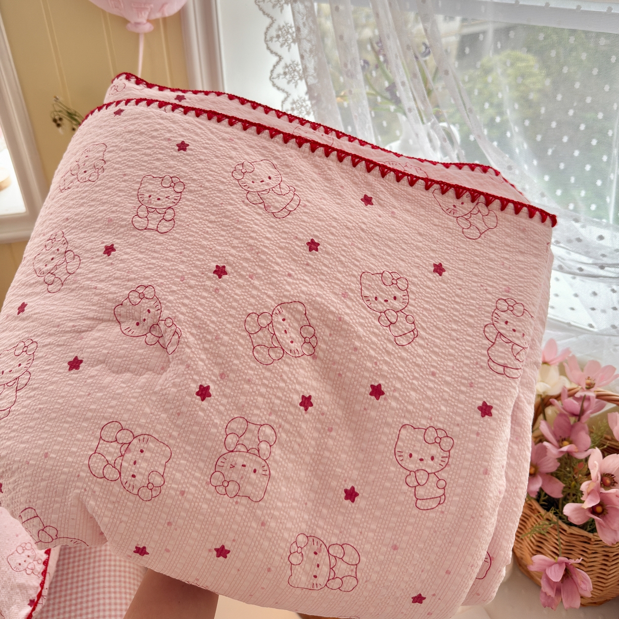 91家纺网 家纺一手货源 找家纺 初念 2026新款泡芙纱贝壳绣三角针夏被 提供买家秀 欧包-描线小猫粉