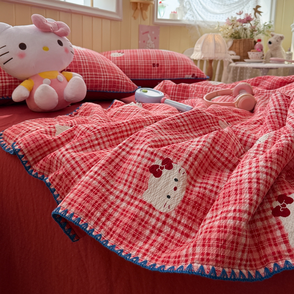 91家纺网 家纺一手货源 找家纺 初念 2026新款泡芙纱贝壳绣三角针夏被 提供买家秀 贝壳绣-红格小喵