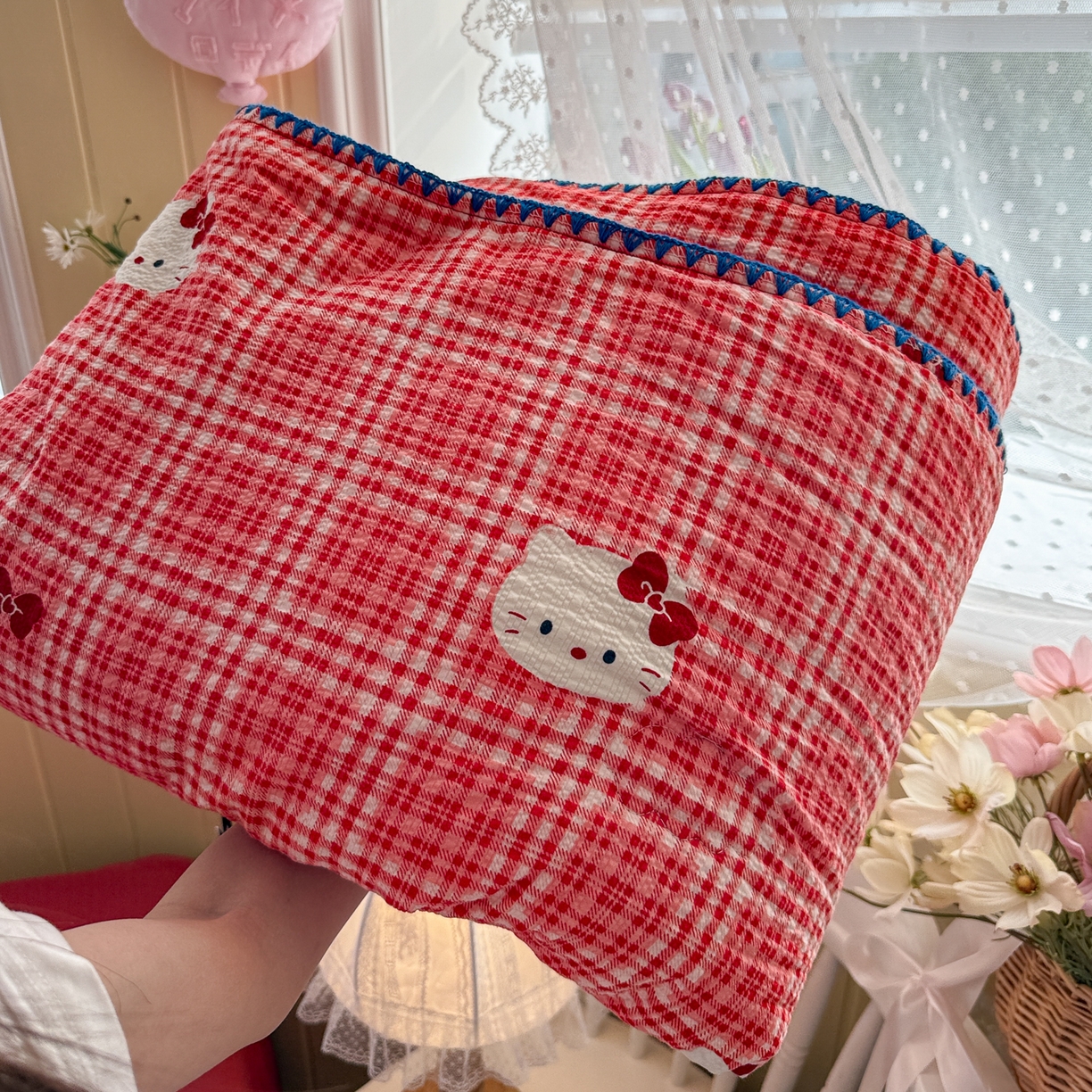 91家纺网 家纺一手货源 找家纺 初念 2026新款泡芙纱贝壳绣三角针夏被 提供买家秀 贝壳绣-红格小喵