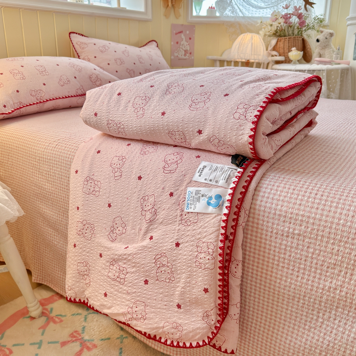 91家纺网 家纺一手货源 找家纺 初念 2026新款泡芙纱贝壳绣三角针夏被 提供买家秀 欧包-描线小猫粉