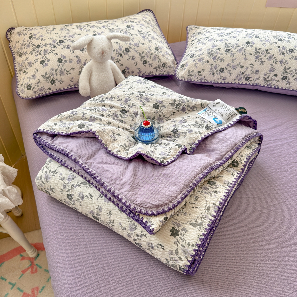 91家纺网 家纺一手货源 找家纺 初念 2026新款泡芙纱贝壳绣三角针夏被 提供买家秀 贝壳绣-小猫秘境紫