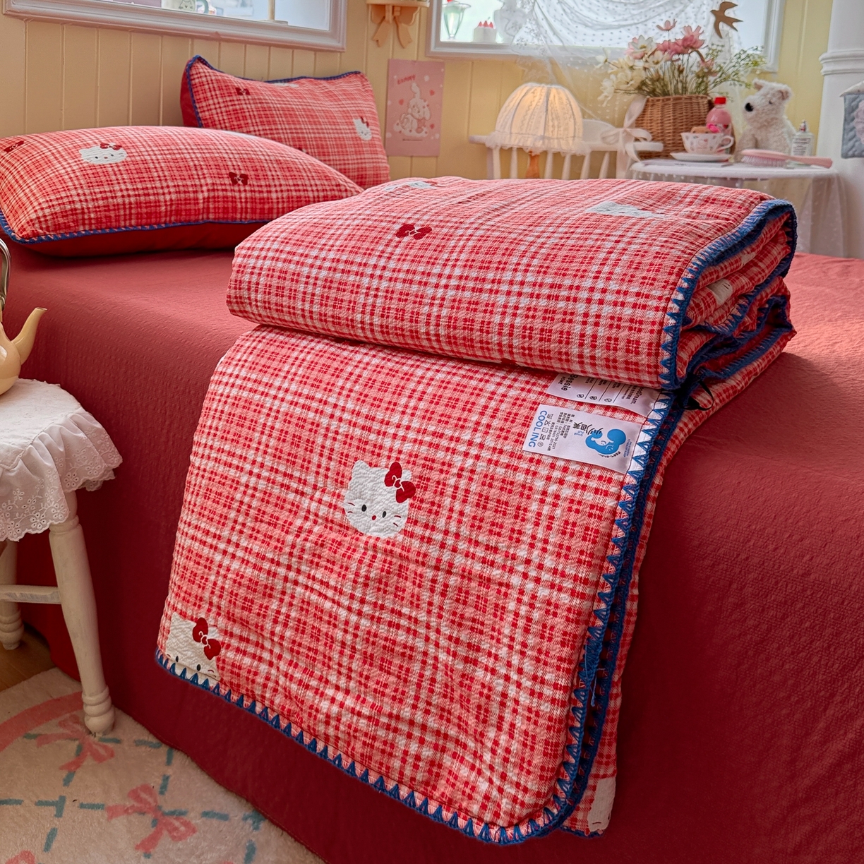 91家纺网 家纺一手货源 找家纺 初念 2026新款泡芙纱贝壳绣三角针夏被 提供买家秀 贝壳绣-红格小喵