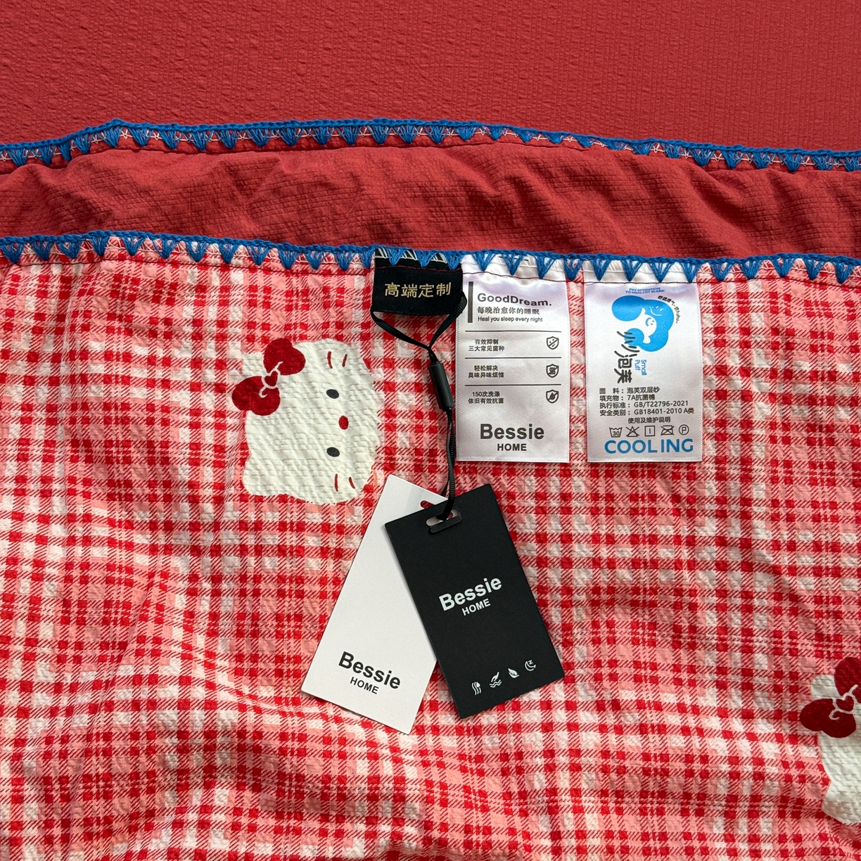 91家纺网 家纺一手货源 找家纺 初念 2026新款泡芙纱贝壳绣三角针夏被 提供买家秀 贝壳绣-红格小喵