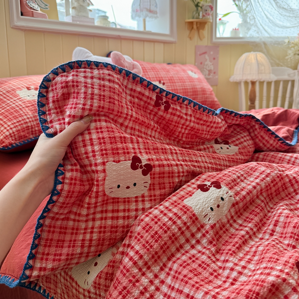 91家纺网 家纺一手货源 找家纺 初念 2026新款泡芙纱贝壳绣三角针夏被 提供买家秀 贝壳绣-红格小喵