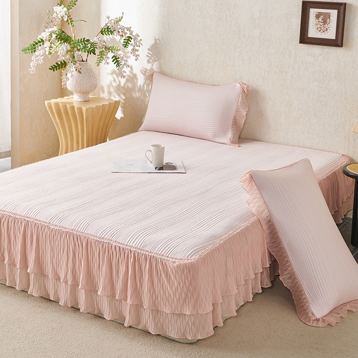 91家纺网 家纺一手货源 找家纺 桂雅居 2026新款高分子冰感蕾丝床裙床笠款凉席三件套 浅夏桃风