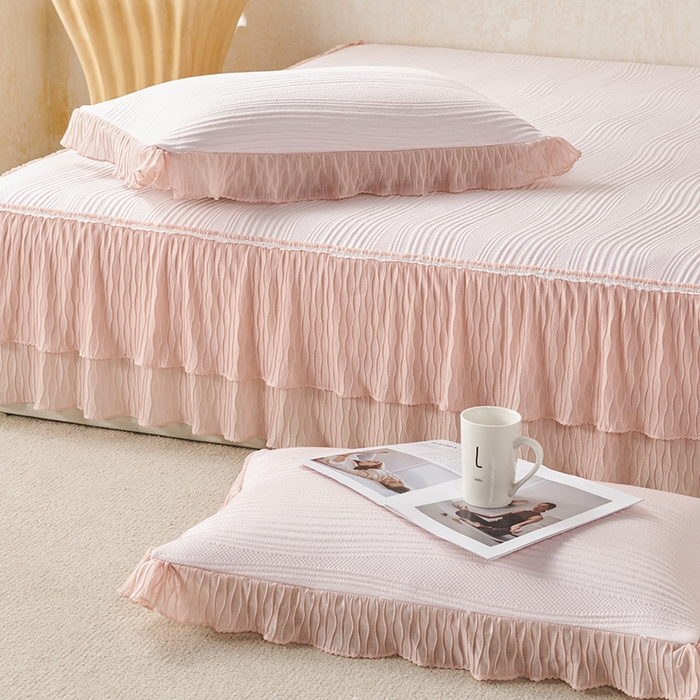 91家纺网 家纺一手货源 找家纺 桂雅居 2026新款高分子冰感蕾丝床裙床笠款凉席三件套 浅夏桃风