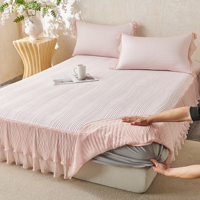 91家纺网 家纺一手货源 找家纺 桂雅居 2026新款高分子冰感蕾丝床裙床笠款凉席三件套 浅夏桃风