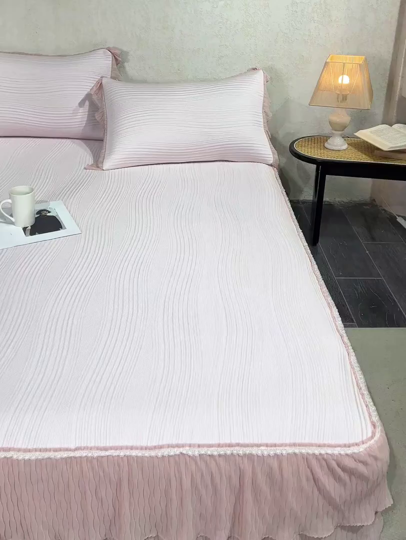 91家纺网 家纺一手货源 找家纺 桂雅居 2026新款高分子冰感蕾丝床裙床笠款凉席三件套 浅夏桃风