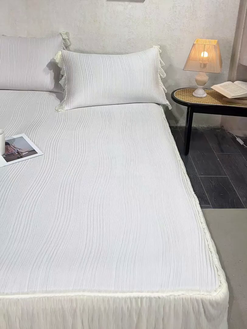 91家纺网 家纺一手货源 找家纺 桂雅居 2026新款高分子冰感蕾丝床裙床笠款凉席三件套 柔雾奶咖