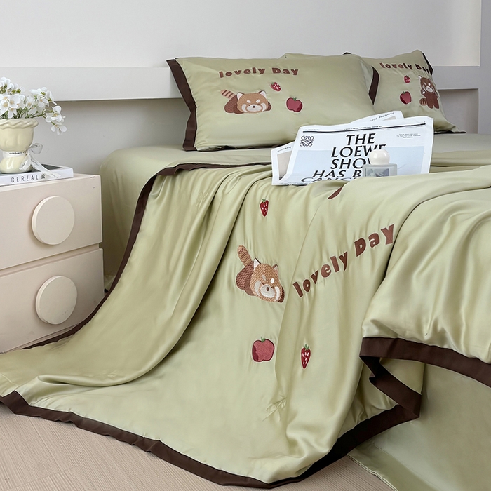 91家纺网 家纺一手货源 找家纺 波比可可 2026新款春夏凉感莱赛尔60支兰精天丝绣花夏被四件套 小浣熊  绿
