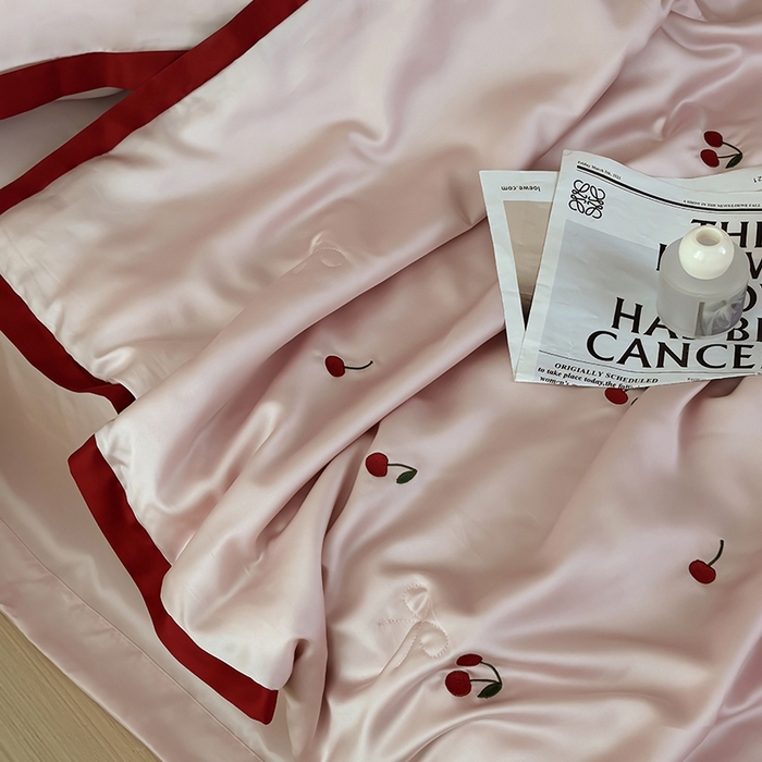 91家纺网 家纺一手货源 找家纺 波比可可 2026新款春夏凉感莱赛尔60支兰精天丝绣花夏被四件套 小樱桃   粉