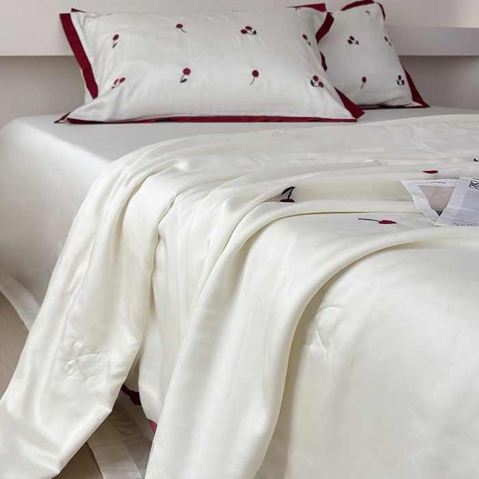 91家纺网 家纺一手货源 找家纺 波比可可 2026新款春夏凉感莱赛尔60支兰精天丝绣花夏被四件套 小樱桃  米