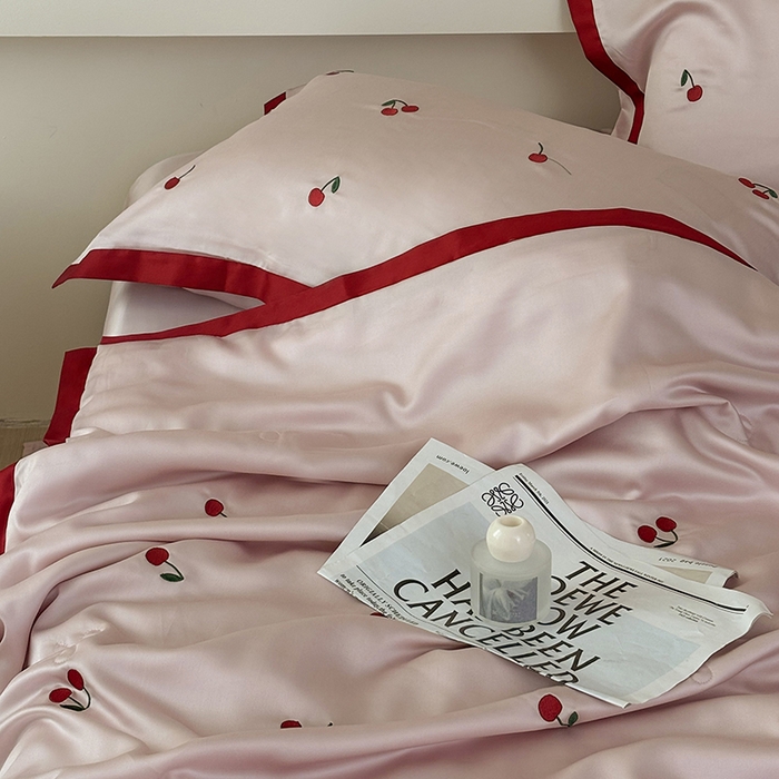 91家纺网 家纺一手货源 找家纺 波比可可 2026新款春夏凉感莱赛尔60支兰精天丝绣花夏被四件套 小樱桃   粉