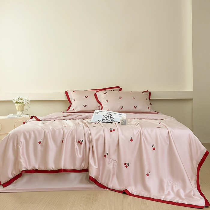 91家纺网 家纺一手货源 找家纺 波比可可 2026新款春夏凉感莱赛尔60支兰精天丝绣花夏被四件套 小樱桃   粉