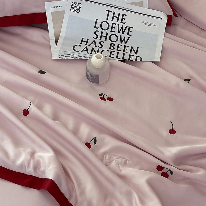 91家纺网 家纺一手货源 找家纺 波比可可 2026新款春夏凉感莱赛尔60支兰精天丝绣花夏被四件套 小樱桃   粉