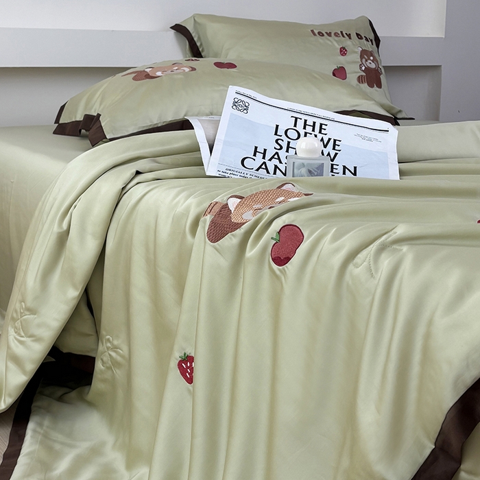 91家纺网 家纺一手货源 找家纺 波比可可 2026新款春夏凉感莱赛尔60支兰精天丝绣花夏被四件套 小浣熊  绿