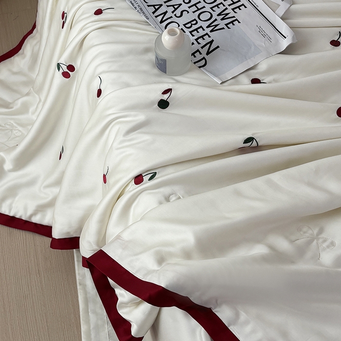 91家纺网 家纺一手货源 找家纺 波比可可 2026新款春夏凉感莱赛尔60支兰精天丝绣花夏被四件套 小樱桃  米