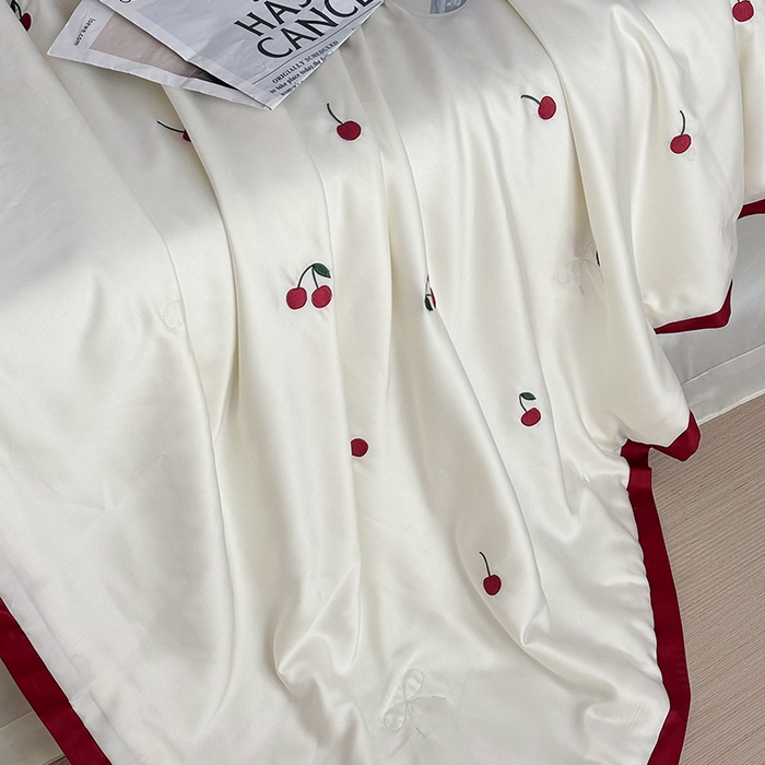 91家纺网 家纺一手货源 找家纺 波比可可 2026新款春夏凉感莱赛尔60支兰精天丝绣花夏被四件套 小樱桃  米