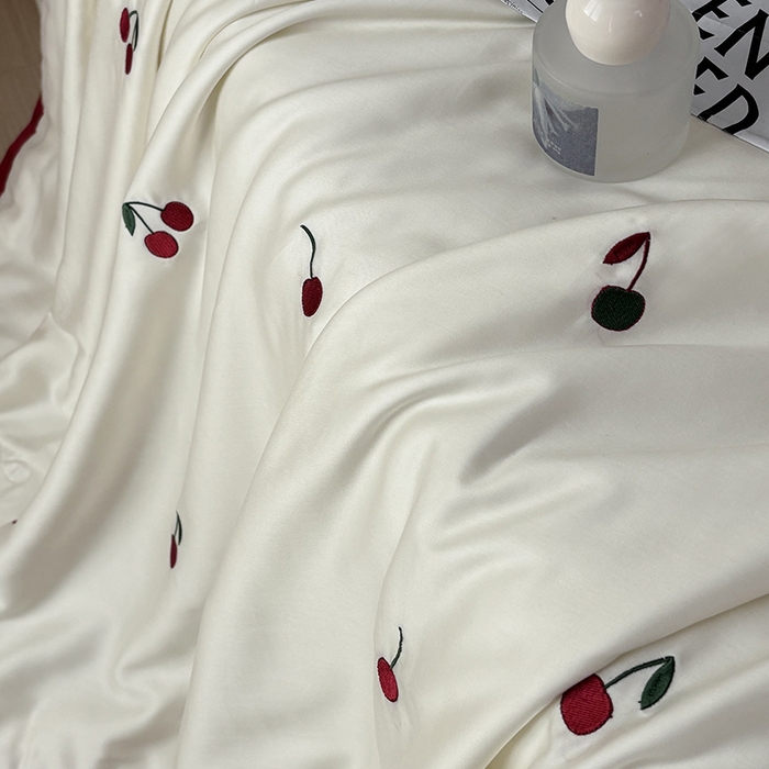 91家纺网 家纺一手货源 找家纺 波比可可 2026新款春夏凉感莱赛尔60支兰精天丝绣花夏被四件套 小樱桃  米