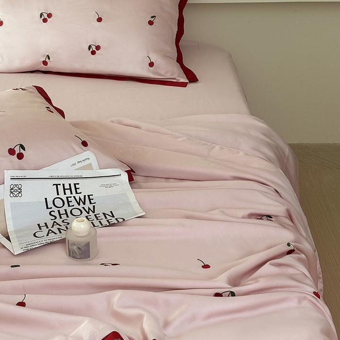 91家纺网 家纺一手货源 找家纺 波比可可 2026新款春夏凉感莱赛尔60支兰精天丝绣花夏被四件套 小樱桃   粉