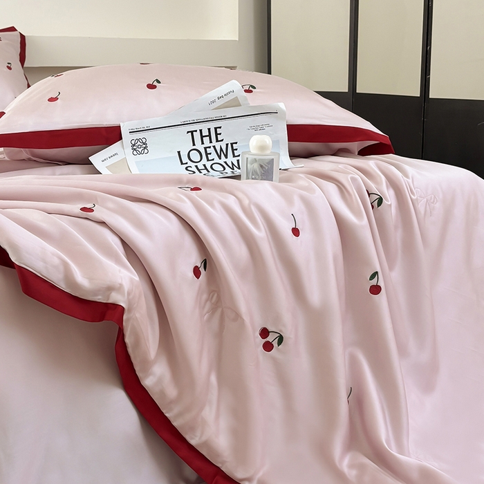 91家纺网 家纺一手货源 找家纺 波比可可 2026新款春夏凉感莱赛尔60支兰精天丝绣花夏被四件套 小樱桃   粉