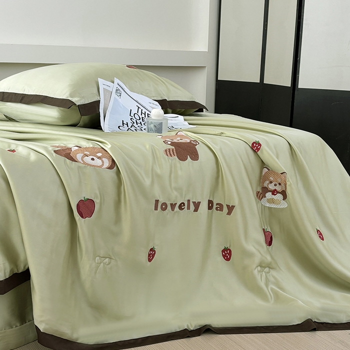 91家纺网 家纺一手货源 找家纺 波比可可 2026新款春夏凉感莱赛尔60支兰精天丝绣花夏被四件套 小浣熊  绿