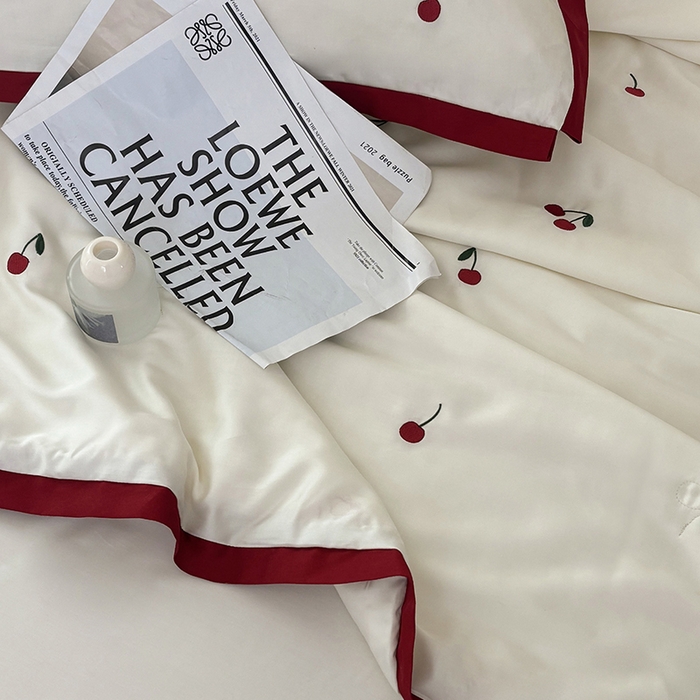 91家纺网 家纺一手货源 找家纺 波比可可 2026新款春夏凉感莱赛尔60支兰精天丝绣花夏被四件套 小樱桃  米