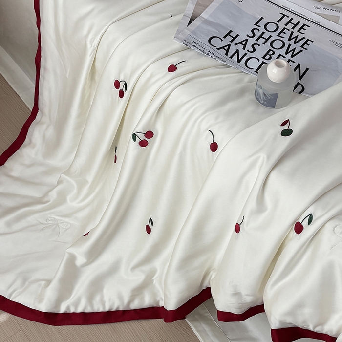 91家纺网 家纺一手货源 找家纺 波比可可 2026新款春夏凉感莱赛尔60支兰精天丝绣花夏被四件套 小樱桃  米