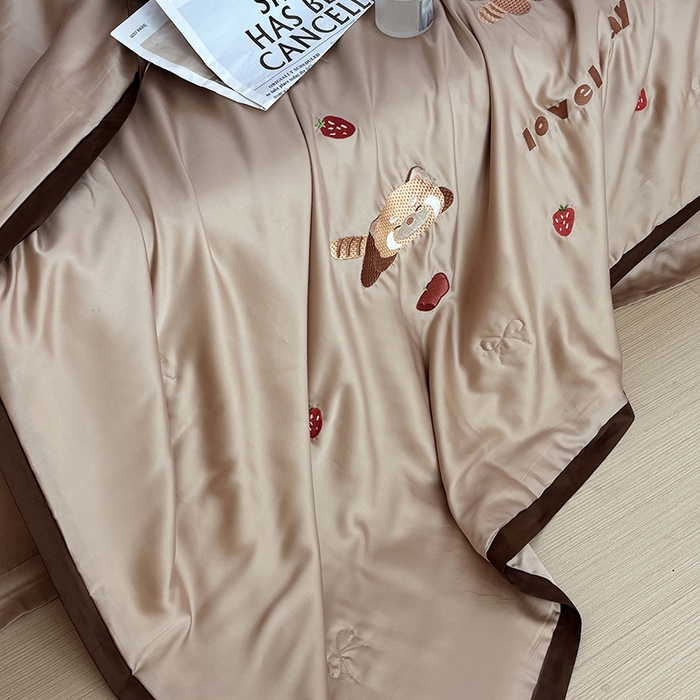 91家纺网 家纺一手货源 找家纺 波比可可 2026新款春夏凉感莱赛尔60支兰精天丝绣花夏被四件套 小浣熊 棕