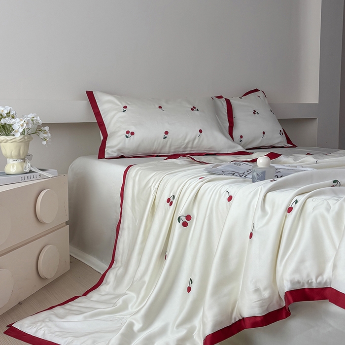 91家纺网 家纺一手货源 找家纺 波比可可 2026新款春夏凉感莱赛尔60支兰精天丝绣花夏被四件套 小樱桃  米