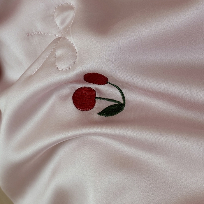 91家纺网 家纺一手货源 找家纺 波比可可 2026新款春夏凉感莱赛尔60支兰精天丝绣花夏被四件套 小樱桃   粉