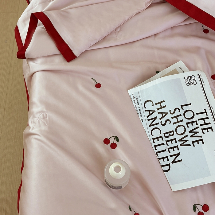 91家纺网 家纺一手货源 找家纺 波比可可 2026新款春夏凉感莱赛尔60支兰精天丝绣花夏被四件套 小樱桃   粉