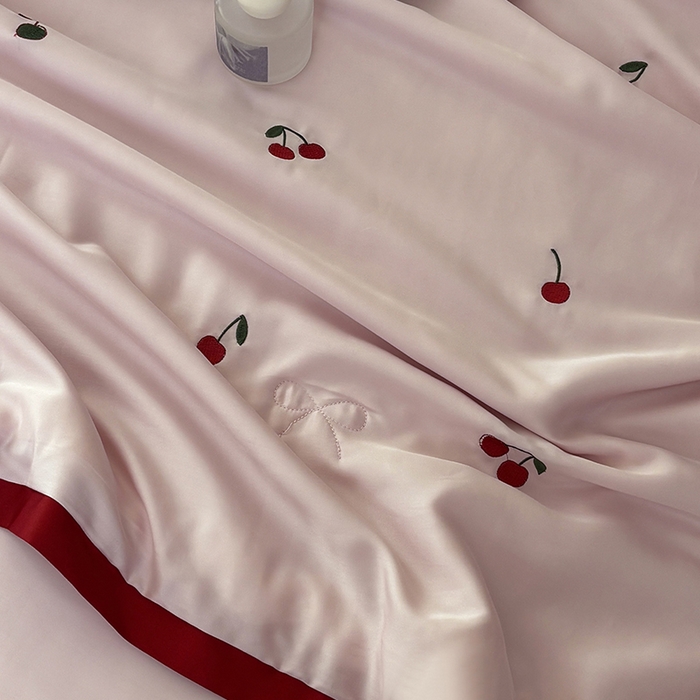 91家纺网 家纺一手货源 找家纺 波比可可 2026新款春夏凉感莱赛尔60支兰精天丝绣花夏被四件套 小樱桃   粉