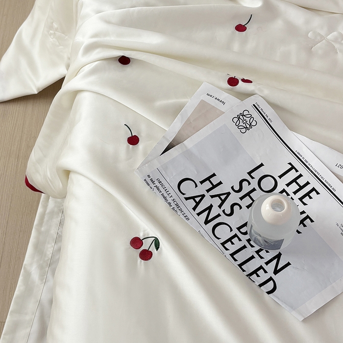 91家纺网 家纺一手货源 找家纺 波比可可 2026新款春夏凉感莱赛尔60支兰精天丝绣花夏被四件套 小樱桃  米