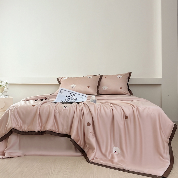 91家纺网 家纺一手货源 找家纺 波比可可 2026新款春夏凉感莱赛尔60支兰精天丝绣花夏被四件套 小美好  粉