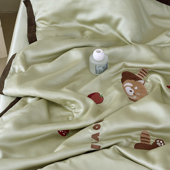 91家纺网 家纺一手货源 找家纺 波比可可 2026新款春夏凉感莱赛尔60支兰精天丝绣花夏被四件套 小浣熊  绿