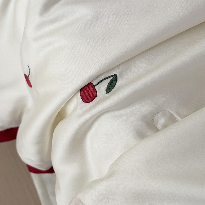 91家纺网 家纺一手货源 找家纺 波比可可 2026新款春夏凉感莱赛尔60支兰精天丝绣花夏被四件套 小樱桃  米