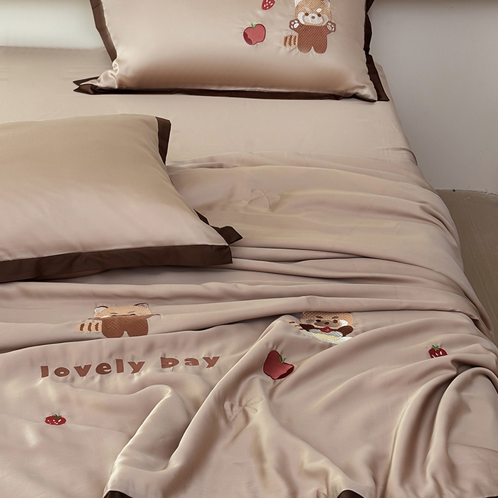 91家纺网 家纺一手货源 找家纺 波比可可 2026新款春夏凉感莱赛尔60支兰精天丝绣花夏被四件套 小浣熊 棕
