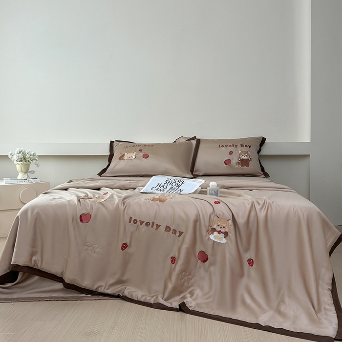 91家纺网 家纺一手货源 找家纺 波比可可 2026新款春夏凉感莱赛尔60支兰精天丝绣花夏被四件套 小浣熊 棕